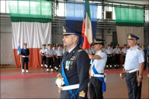 Il Col Cocci con la Bandiera dello Stormo durante una fase della cerimonia