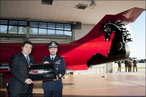 Il Col Cocci consegna all Avv Baracca il quandro dellF104 livrea Ferrari
