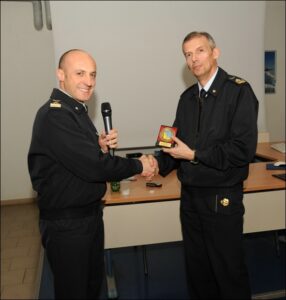 Il Col Coppola consegna al Gen Fantuzzi il crest del Reparto