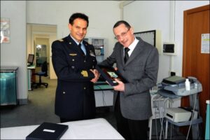 Il Col Di Blasio consegna il crest dell IPV al On Marcazzan