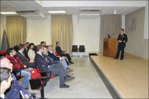 Il Col Di Pietro espone il briefing illustrativo