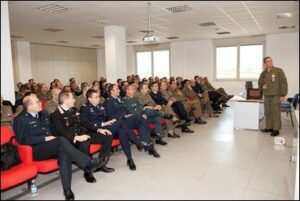 Il-Col-Fazi-durante-il-briefing-ai-frequentatori-del-14-corso-ISSMI