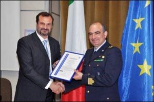 Il-Col-Lombardi-riceve-dal-Dott-Vivi-la-certificazione-BS-OHSAS-18001