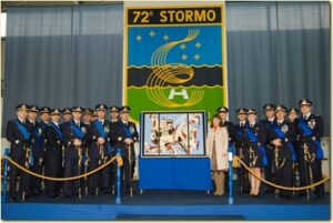 Il-Col-Masi-artista-Nardelli-e-Ufficiali-del-72-Stormo-attorno-allopera-darte-donata