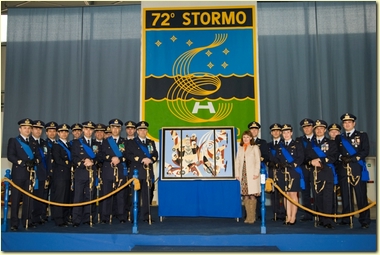 Il-Col-Masi-artista-Nardelli-e-Ufficiali-del-72-Stormo-attorno-allopera-darte-donata
