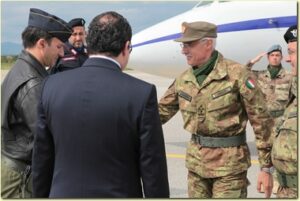 Il Col Massucci Comandante della TFA accoglie il Capo di SMD