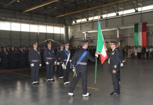 Il Col Pederzolli riceve la bandiera di guerra del 4 Stormo