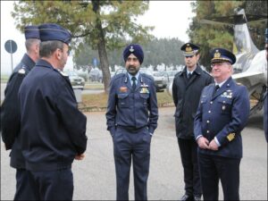 Il-Col-Poni-Comandante-del-3-Stormo-con-il-Cap-Singh-Capo-Delegazione