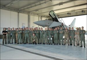 Il Col Spuntoni Comandante del 4 Stormo con i piloti ed il personale del 904 Gruppo GEA