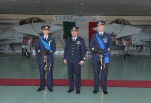 Il-Col-Spuntoni-insieme-al-Comandante-uscente-a-sinistra-e-al-Comandante-subentrante