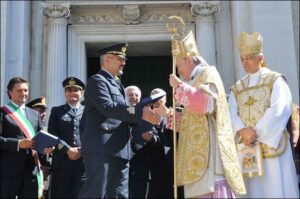 Il Col Viperini consegna il crest del 14 Stormo all Arcivescovo di Loreto