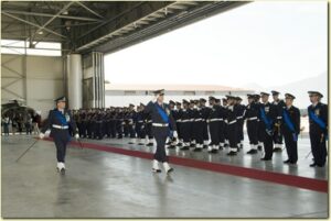 Il Col Volpari accompagnato dal Col Masi rassegna lo schieramento