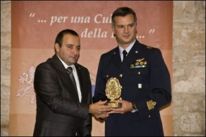 Il Col Volpari riceve il Bonifacio dal Presiente dell Accademia Bonifaciana