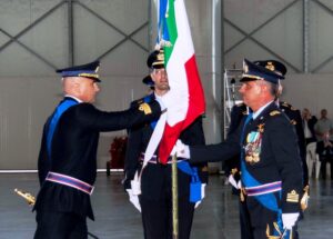 Il Col. Alberino riceve la Bandeira distituto del 72 Stormo