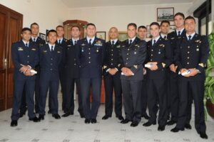 Il Col. Cavuoti con i piloti diplomati