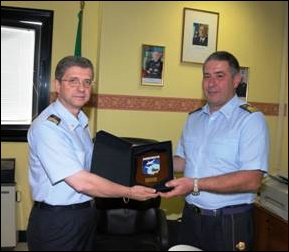 Il Col. Conti consegna al Gen. DOrazio il Crest di Reparto
