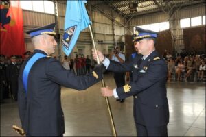 Il Col. Del Bene passa lemblema del 102 Gruppo al Comandante di Gruppo subentrante