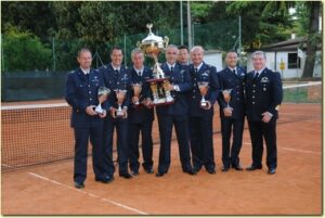 Il Col. PONI con la squadra vincitrice del torneo