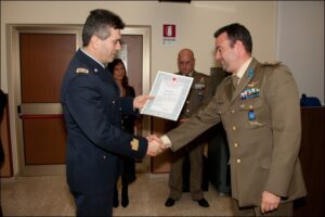 Il-Col.-Rovazzani-consegna-lattestato-del-corso-ad-un-frequentatore-EI