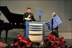 Il-Col.-Sergio-Cavuoti-consegna l'attestato