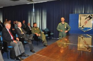 Il Col. Sicuso durante il suo briefing cut