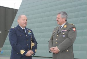 Il-Col.-Spuntoni-Comandante-il-4-Stormo-e-alla-sua-destra-il-Brig.-gen.-Karl-Gruber