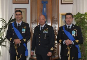 Il Col. Spuntoni con il Comandante uscente a ds ed il Comandante subentrante a sin.