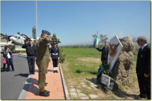 Il Col. Tonello durante la deposizione di una corona al monumento ai caduti