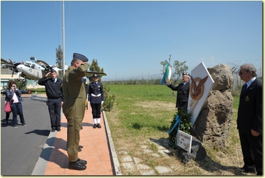 Il Col. Tonello durante la deposizione di una corona al monumento ai caduti