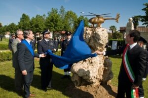 Il Col.Masi il Sindaco di fr Marini ed il rappresentante della Provincia scoprono il monumento