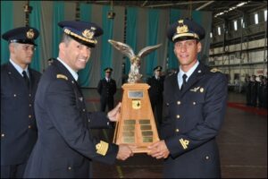 Il-Colonnello-Colonna-consegna-il-trofeo