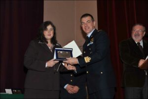 Il Colonnello Lunardi premia una delle vincitrici
