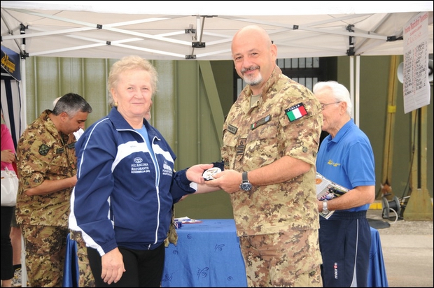 Il-Colonnello-Maistrello-premia-un-atleta