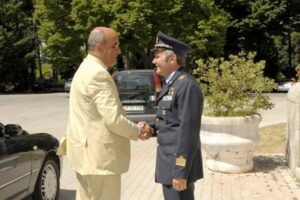 Il-Colonnello-Sabbione-accoglie-il-Prefetto-Orrei