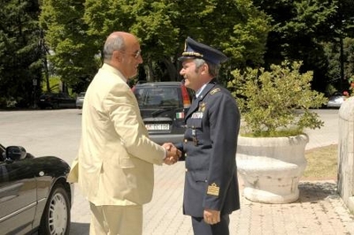 Il-Colonnello-Sabbione-accoglie-il-Prefetto-Orrei