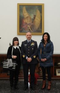 Il-Colonnello-Santoro-con-le-premiande
