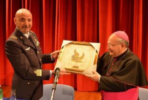 Il Colonnello Santoro dona il Dedalo al Vescovo D ALise