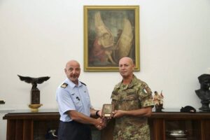 Il Colonnello Santoro dona il crest della SSAM al Gen. Godio
