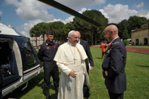 Il Colonnello Santoro porge il saluto di commiato a Papa Francesco prima del decollo per Roma