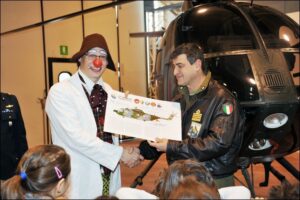 Il Colonnelo Trozzi consegna la litografia