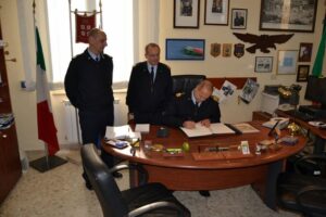 Il Comandante Logistico Generale Gabriele Salvestroni firma l albo d onore dell IPAMAS