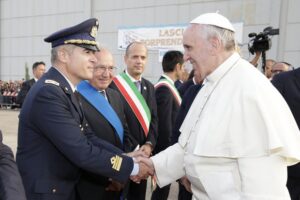 Il-Comandante-Ten.Col_.-Pilota-Gianmarco-Solinas-saluta-il-Santo-Padre-Papa-Francesco