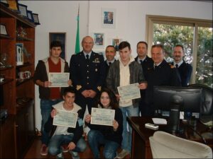 Il-Comandante-Tenente-Colonnello-Stefanizzi-con-gli-studenti-ed-il-personale-tutor