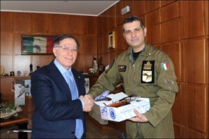 Il Comandante con il presidente del Lions Club al momento della consegna