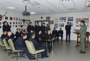 Il-Comandante-del-20Gruppo-OCU-illustra-agli-allievi-le-attivita-del-Gruppo
