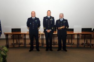 Il Comandante del 4 RTM con il Direttore Logistico uscente ed il Direttore Logistico subentrante