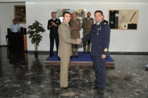 Il-Comandante-del-72-Stormo-Col-Masi-strige-la-mano-ad-un-neo-pilota-dellEsercito-Italiano