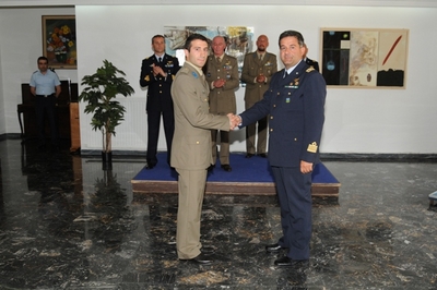 Il-Comandante-del-72-Stormo-Col-Masi-strige-la-mano-ad-un-neo-pilota-dellEsercito-Italiano