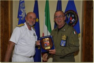 Il-Comandante-in-Capo-la-Squadra-Navale-riceve-il-Crest-del-COA-dal-Gen-Ottone