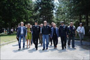 Il-Dott-Gabrielli-il-Col-Oballa-e-il-TCol-Di-Paola-durante-la-visita